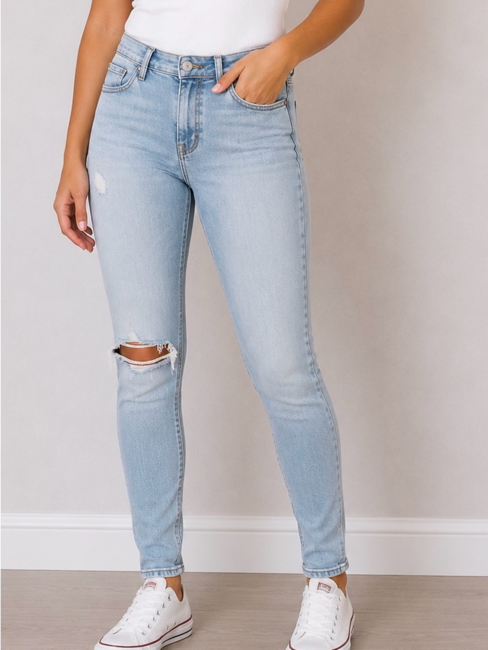 Mossimo Boyfriend Jeans Size 4 Light Wash Skinny, Stretched and Distressed